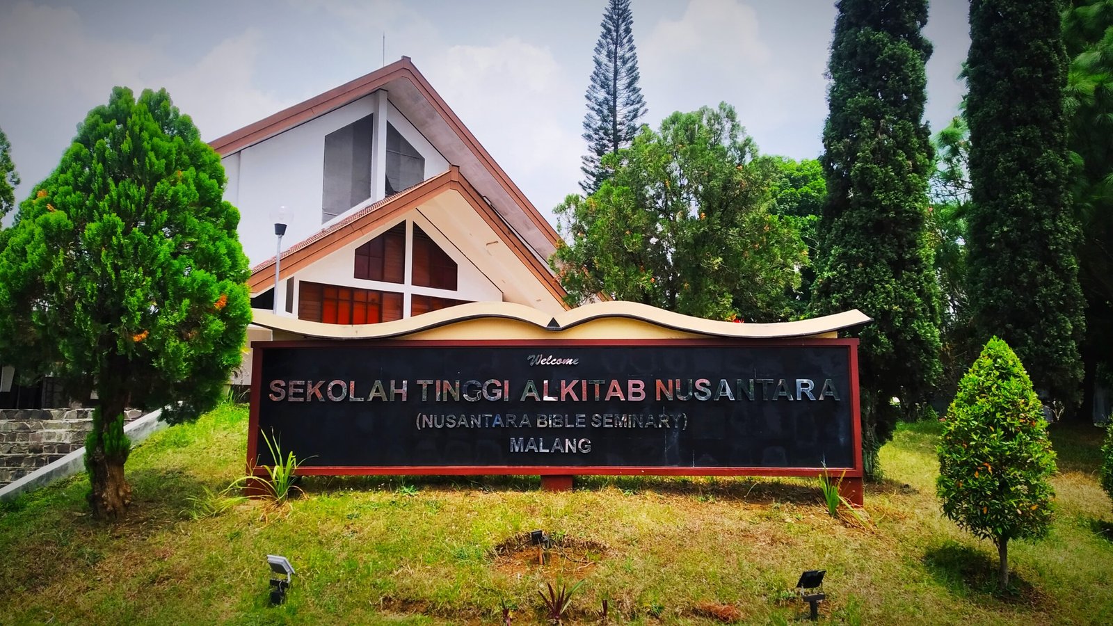 Gedung dan halaman Sekolah Tinggi Alkitab Nusantara di Malang